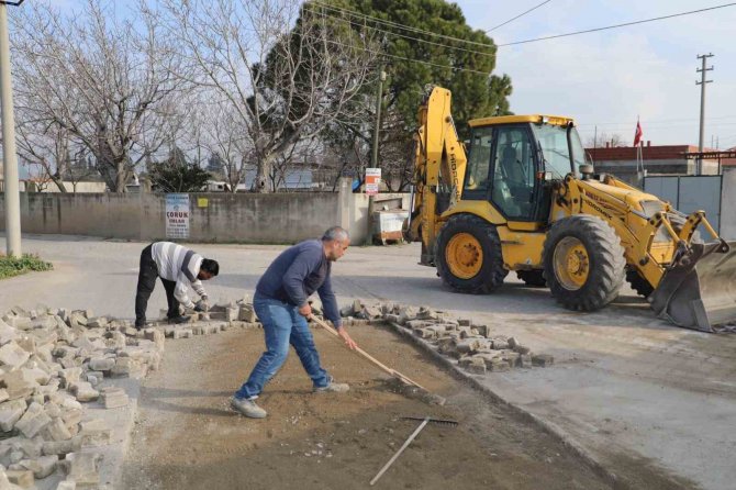 Burhaniye’nin Kırsal Mahallelerinde Yol Çalışmaları Devam Ediyor