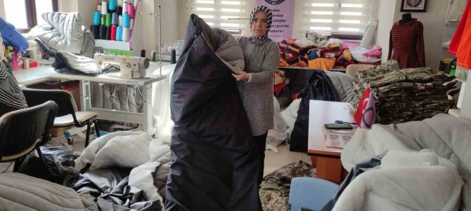 Bursa’da Kadınlar Uyku Tulumu Ve Yağmurluk Üretip Deprem Bölgesine Gönderiyor