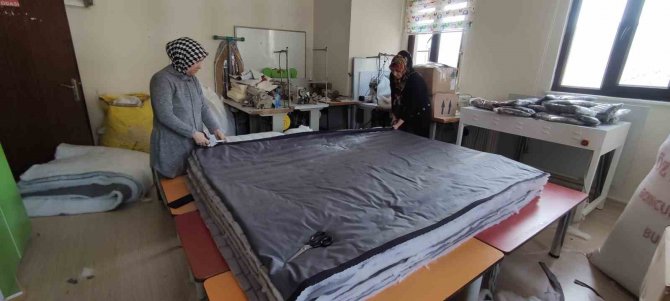 Bursa’da Kadınlar Uyku Tulumu Ve Yağmurluk Üretip Deprem Bölgesine Gönderiyor