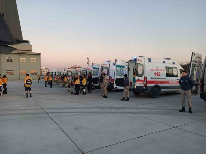 Deprem Bölgesinden 10 Yaralı Depremzede Daha İ̇stanbul’a Getirildi