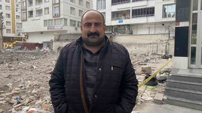 Apartmanın Çökme Anı Kameralara Yansıdı: Çöken Beton Blok Aracı Yuttu