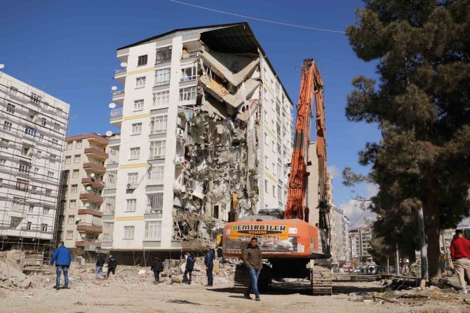 Diyarbakır’da Ağır Hasarlı Binanın Yıkımına Başlandı