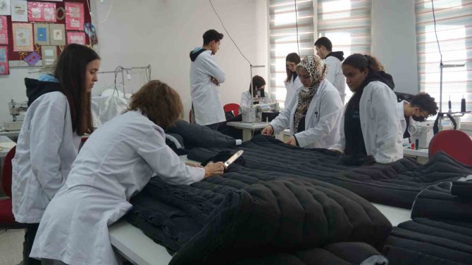 Edirne’de Depremzedeler İçin Uyku Tulumu Üretiliyor