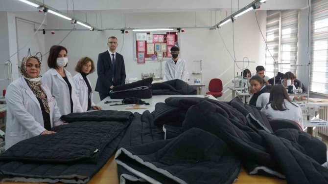 Edirne’de Depremzedeler İçin Uyku Tulumu Üretiliyor