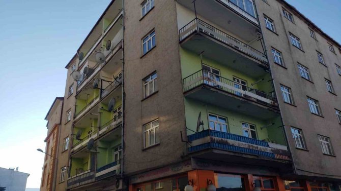 Karakoçan’da Ağır Hasarlı 11 Binada Boşaltma İşlemi Sürüyor