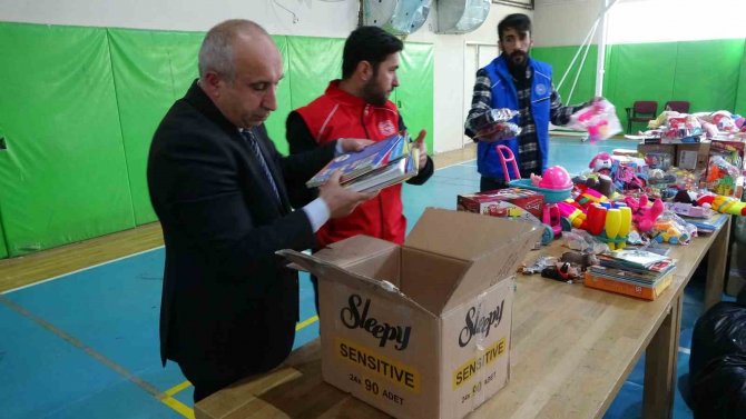 Yüksekova’da Toplanan Oyuncaklar Depremzede Çocuklara Gönderildi