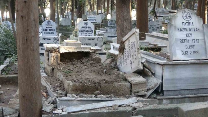 Hatay’da Deprem Sonrası Mezarlar Hasar Gördü, Bazıları Yola Uçtu