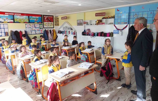 Milli Eğitim Müdürü Alparslan, Depremzede Öğrencileri Ziyaret Etti