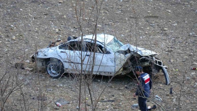 Çarpışan Otomobiller Uçuruma Düştü: 2 Ölü, 1 Yaralı
