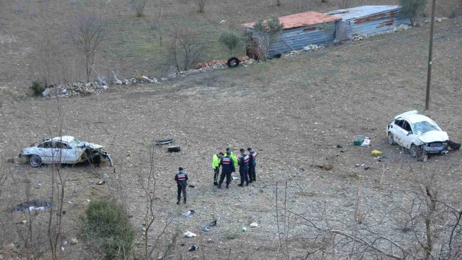 Çarpışan Otomobiller Uçuruma Düştü: 2 Ölü, 1 Yaralı