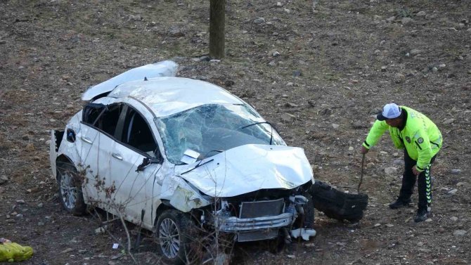 Çarpışan Otomobiller Uçuruma Düştü: 2 Ölü, 1 Yaralı