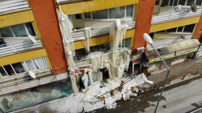Kombisi Patlayan Ağır Hasarlı Bina, Soğuk Havada Buz Dağına Döndü