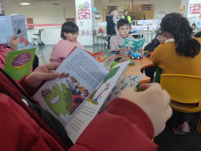 Kahramanmaraş’ta Hastanede Kalan Çocuklara Yönelik Etkinlikler Düzenleniyor