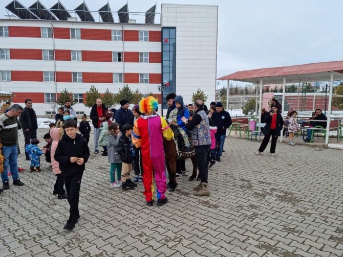 Develi’de Depremzede Çocuklar At Bindi