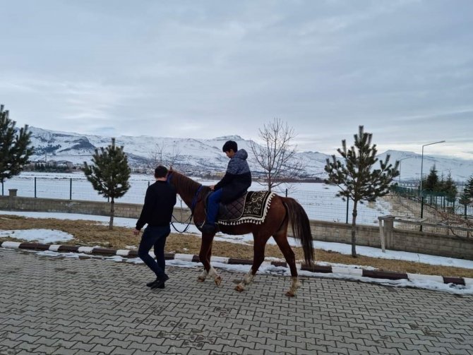 Develi’de Depremzede Çocuklar At Bindi