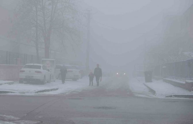 Kar Yağışının Etkili Olduğu Erzincan’da Sisten Görüş Mesafesi 3 Metreye Kadar Düştü