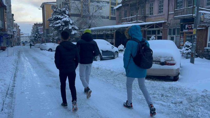 Kars’ta Kar Ve Tipi 39 Köy Yolunu Ulaşıma Kapadı