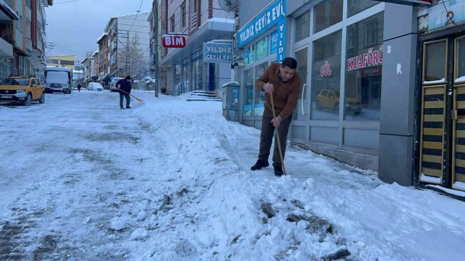 Kars’ta Kar Ve Tipi 39 Köy Yolunu Ulaşıma Kapadı