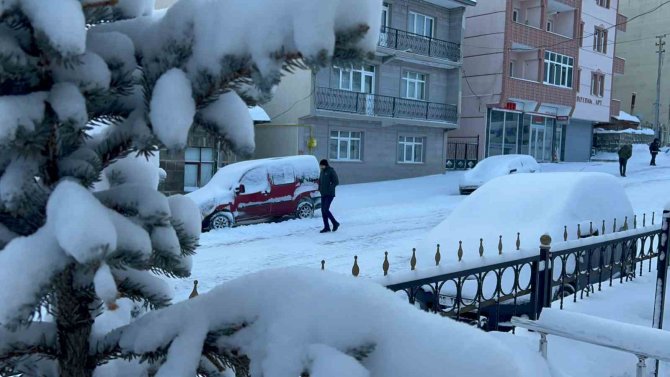 Kars’ta Kar Ve Tipi 39 Köy Yolunu Ulaşıma Kapadı