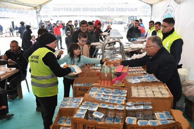 Kayseri Büyükşehir Belediyesi, İ̇lk Konteyner Kentte Sıcak Yemek Dağıtıyor