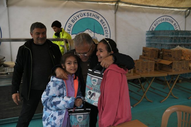 Kaymek’in Kışlık Örgüleri Depremzedeleri Isıtıyor