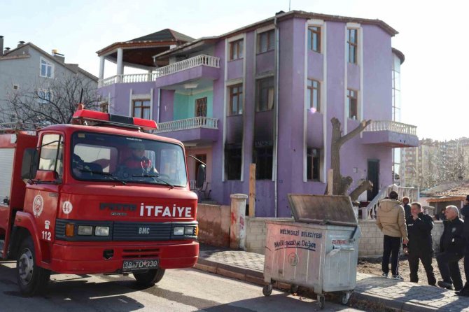 Sobayı Benzinle Tutuşturunca Evi Yaktılar: 2 Yaralı