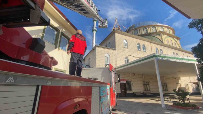 Cami Kubbesinde Çalışan İşçi Fenalaştı, İtfaiye Ekipleri Harekete Geçti