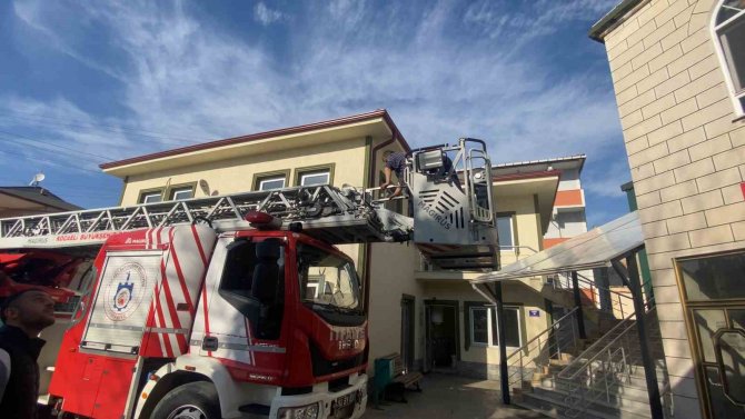 Cami Kubbesinde Çalışan İşçi Fenalaştı, İtfaiye Ekipleri Harekete Geçti
