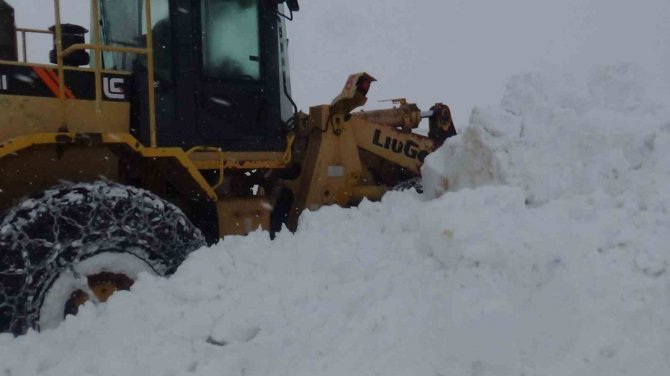 Batman’da Kar Yağışı Nedeniyle Kapanan Köy Yolları Ulaşıma Açılıyor