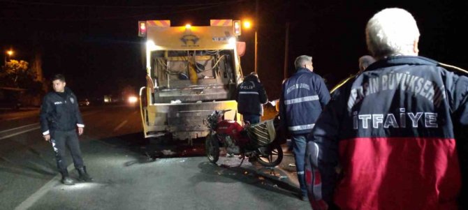 Motosiklet Çöp Kamyonuna Çarptı: 1 Ölü, 1 Yaralı