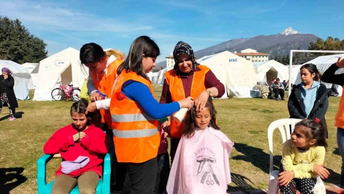Çadır Kentteki Depremzedelere Gönüllü Tıraş Hizmeti