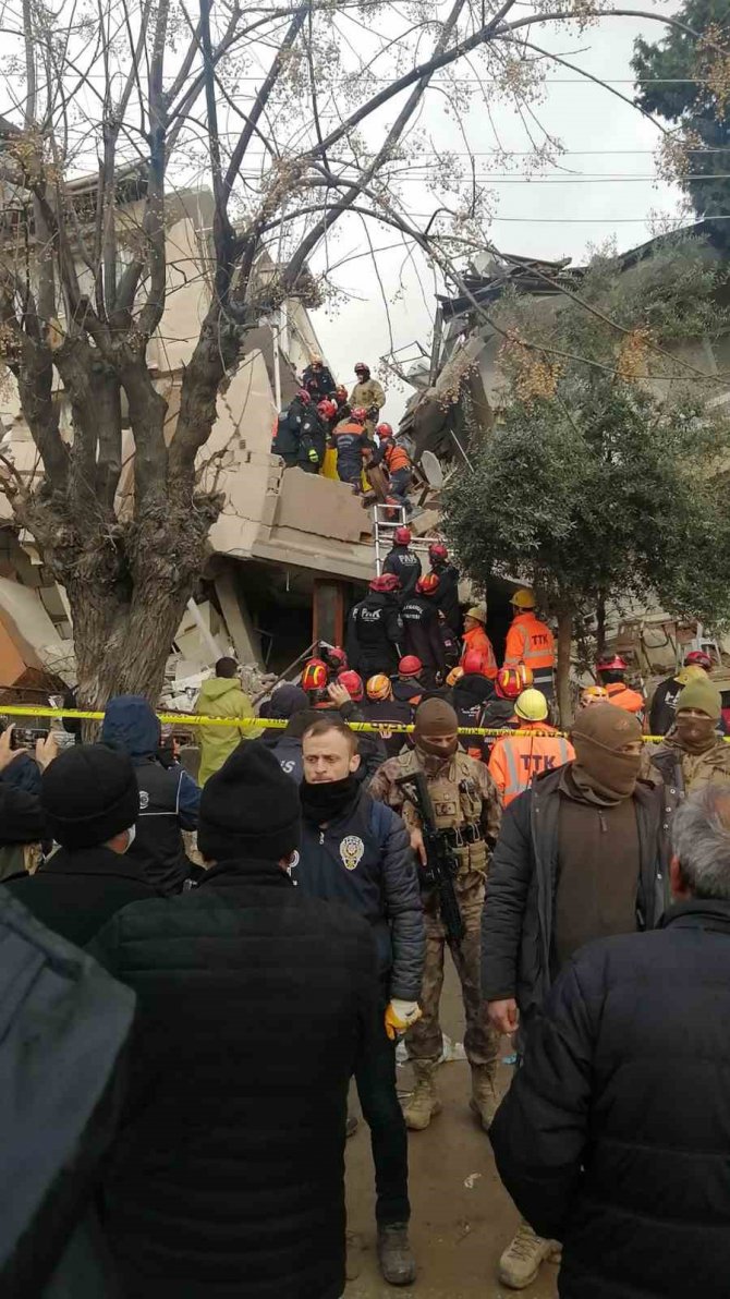 Hatay Gazi Mahallesi’ndeki Enkazdan 3 Ceset Çıkartıldı