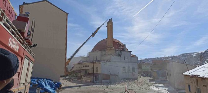 Depremde Hasar Gören Minareler Yıkılıyor