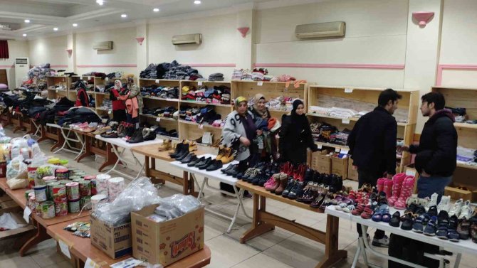 Kastamonu’da Depremzedeler İçin Kızılay Tarafından Sosyal Market Açıldı