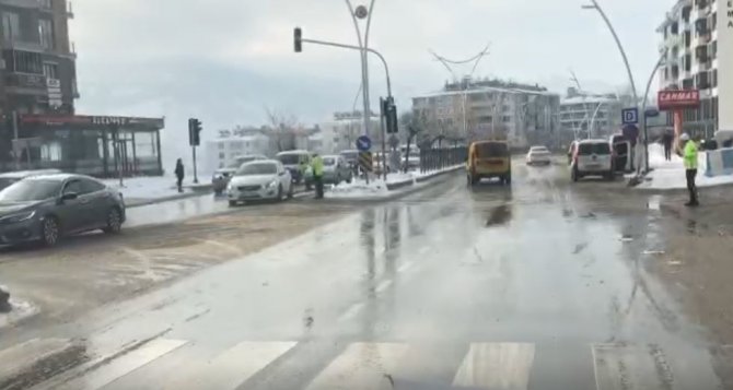 Tunceli’de Buzlanma Trafiği Olumsuz Etkiledi