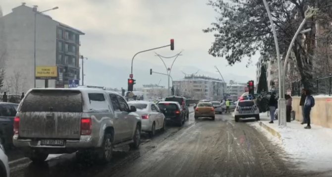 Tunceli’de Buzlanma Trafiği Olumsuz Etkiledi