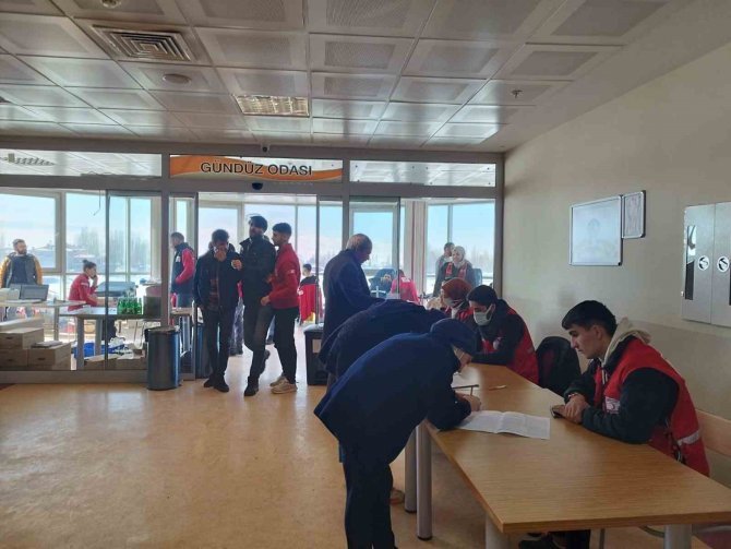 Türk Kızılay Diyadin Şubesi’nden Deprem Bölgesine Yardım