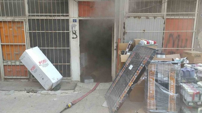 Mağaza Yangınında 1 Kişi Öldü, 3 İtfaiye Personeli Dumandan Etkilendi