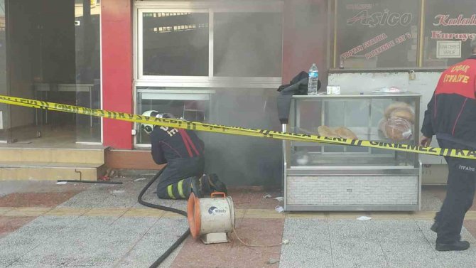 Mağaza Yangınında 1 Kişi Öldü, 3 İtfaiye Personeli Dumandan Etkilendi