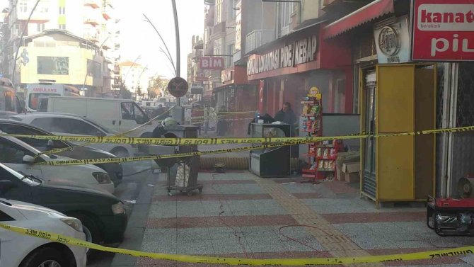 Mağaza Yangınında 1 Kişi Öldü, 3 İtfaiye Personeli Dumandan Etkilendi