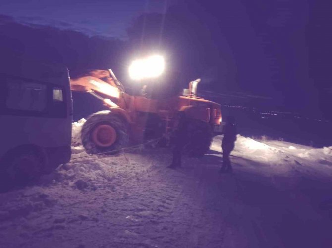 Muradiye’de Yolda Mahsur Kalanların İmdadına Karla Mücadele Ekipleri Yetişti