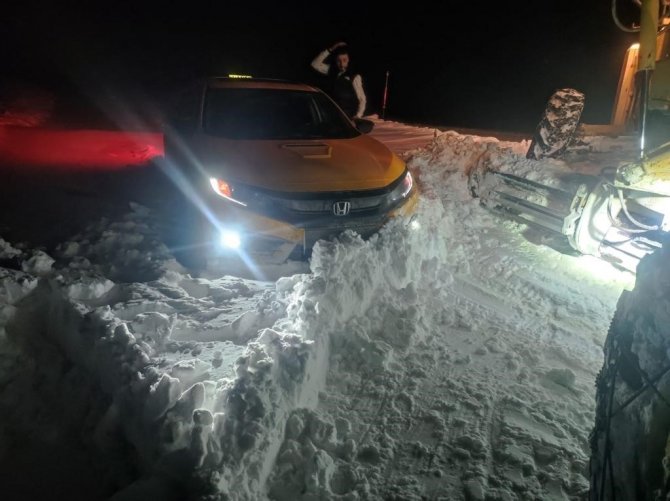 Muradiye’de Yolda Mahsur Kalanların İmdadına Karla Mücadele Ekipleri Yetişti