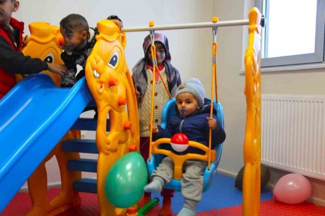 Tuşba Belediyesinden Depremzede Çocuklar İçin Oyun Parkı