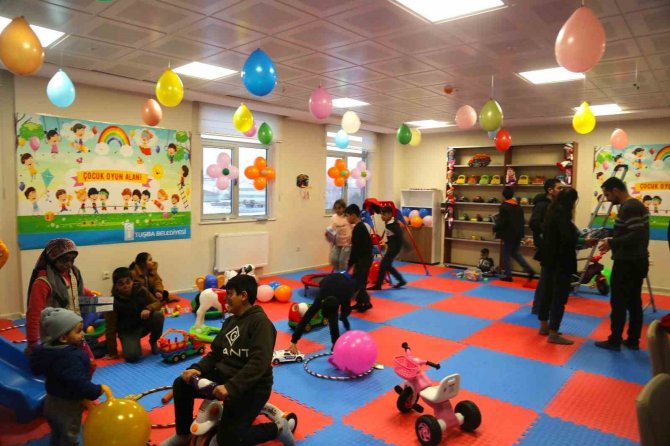 Tuşba Belediyesinden Depremzede Çocuklar İçin Oyun Parkı