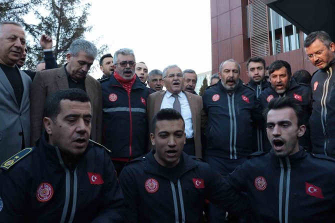 İ̇tfaiye Ekiplerini Karşılayan Büyükkılıç: "Duygusal Olmamak İçin Taş Olmak Lazım"