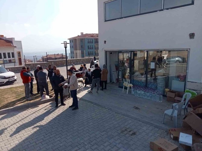 1999 Depreminden Kurtulan Vatandaş, Depremzedeler İçin Yardıma Koştu