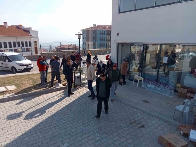 1999 Depreminden Kurtulan Vatandaş, Depremzedeler İçin Yardıma Koştu