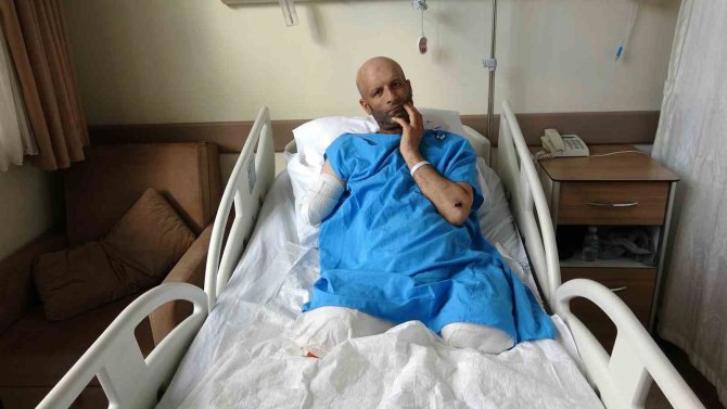 Enkaz Altında 3 Gün Kaldı, İş Makinesi Çalışırken Tesadüfen Bulundu