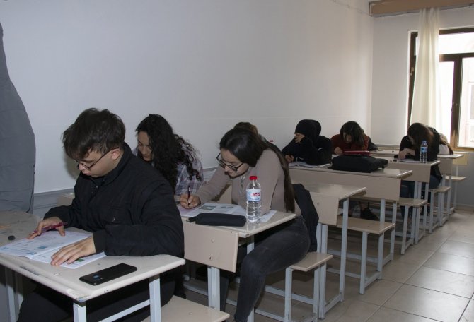 Mersin’de Depremzede Öğrenciler Kurs Merkezlerinde Sınava Hazırlanıyor