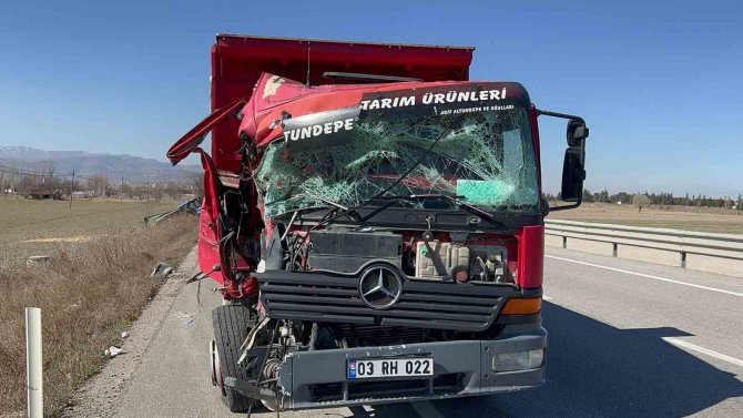 Kamyon Traktöre Çarptı, Bir Römork Arpa Yola Ve Tarlaya Saçıldı